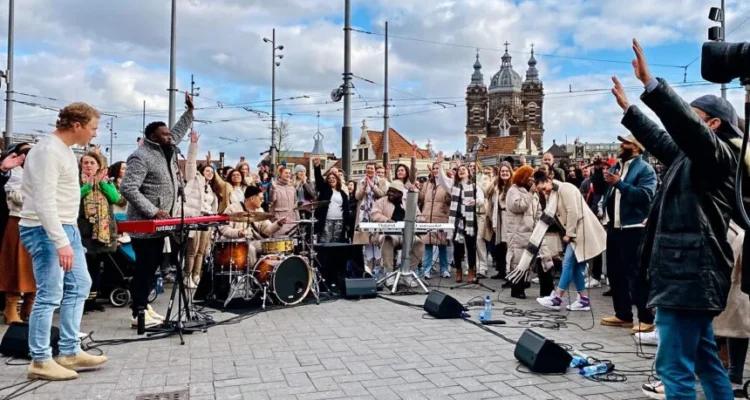 Evento cristão de adoração na Estação Amsterdam Centraal (Foto: Reprodução/YouTube