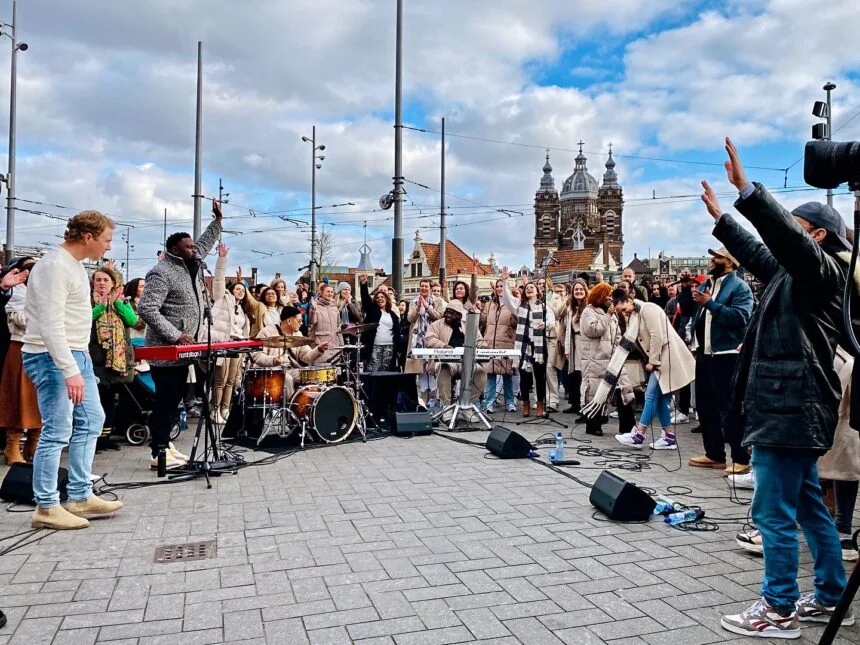 Evento cristão de adoração na Estação Amsterdam Centraal (Foto: Reprodução/YouTube