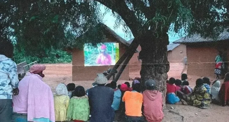 Exibição do filme “Jesus” em uma aldeia. (Foto: Instagram/Família Basso).